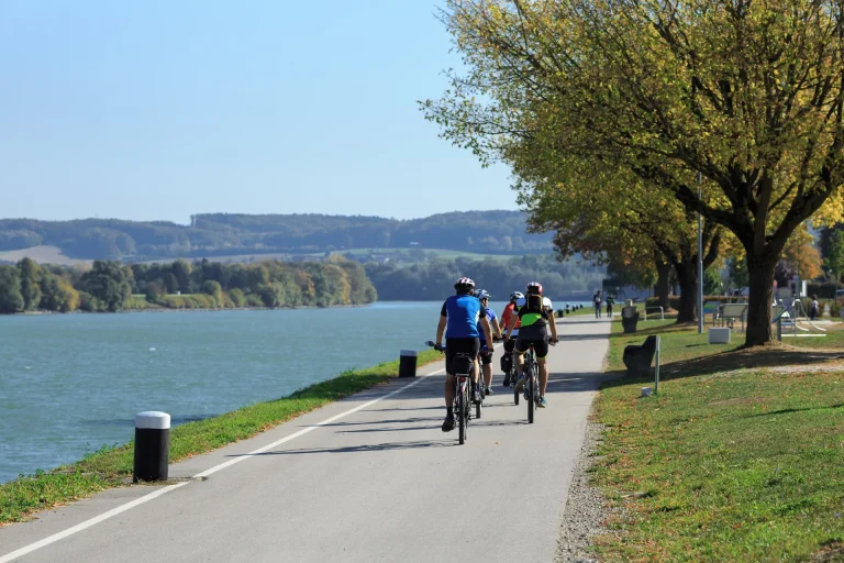 Radfahrer auf dem Radweg neben der Donau