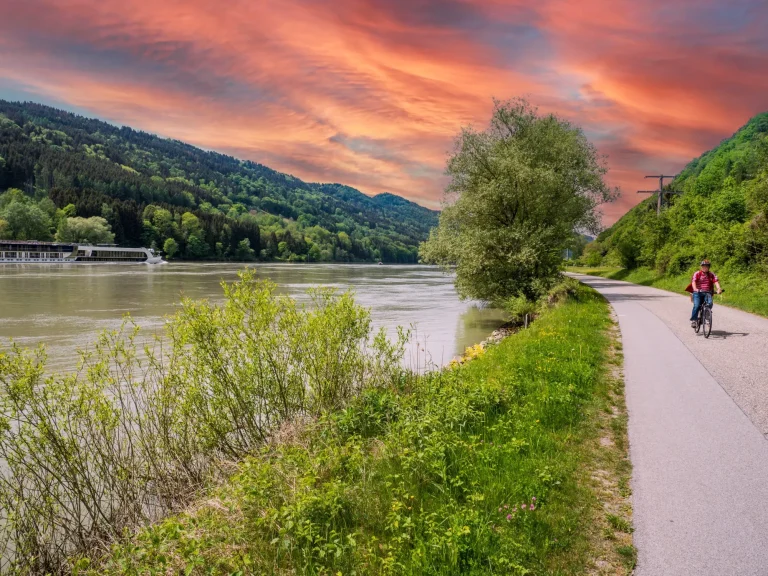 Radfahren bei Sonnenuntergang an der Donau